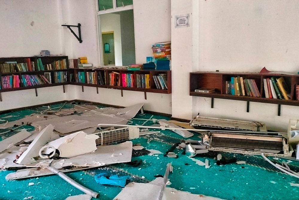 Keadaan surau di madrasah berkenaan namun beberapa naskah al-Quran masih dalam keadaan tersusun.