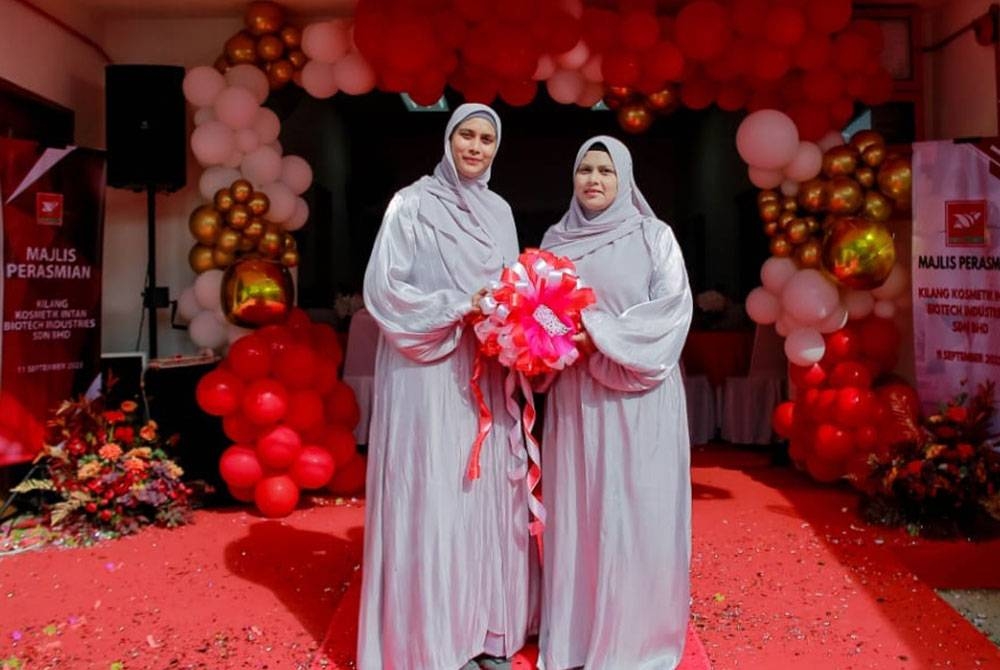 Atikah (kanan) dan Adilah hadir semasa Majlis Perasmian Kilang Produk Kosmetik dan Kecantikan Intan Biotech di Kawasan Perindustrian Padang Tembak, Pengkalan Chepa, Kota Bharu.