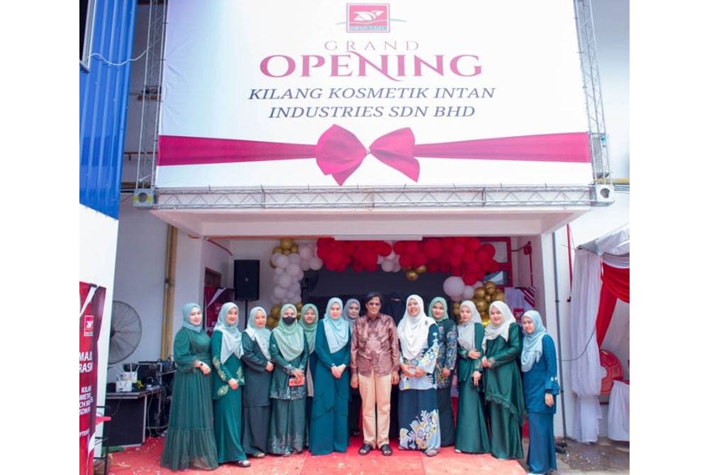 Pengarah Urusan Intan Biotech, Abdullah A Beeran (enam dari kanan)bergambar bersama kakitangan syarikat itu.