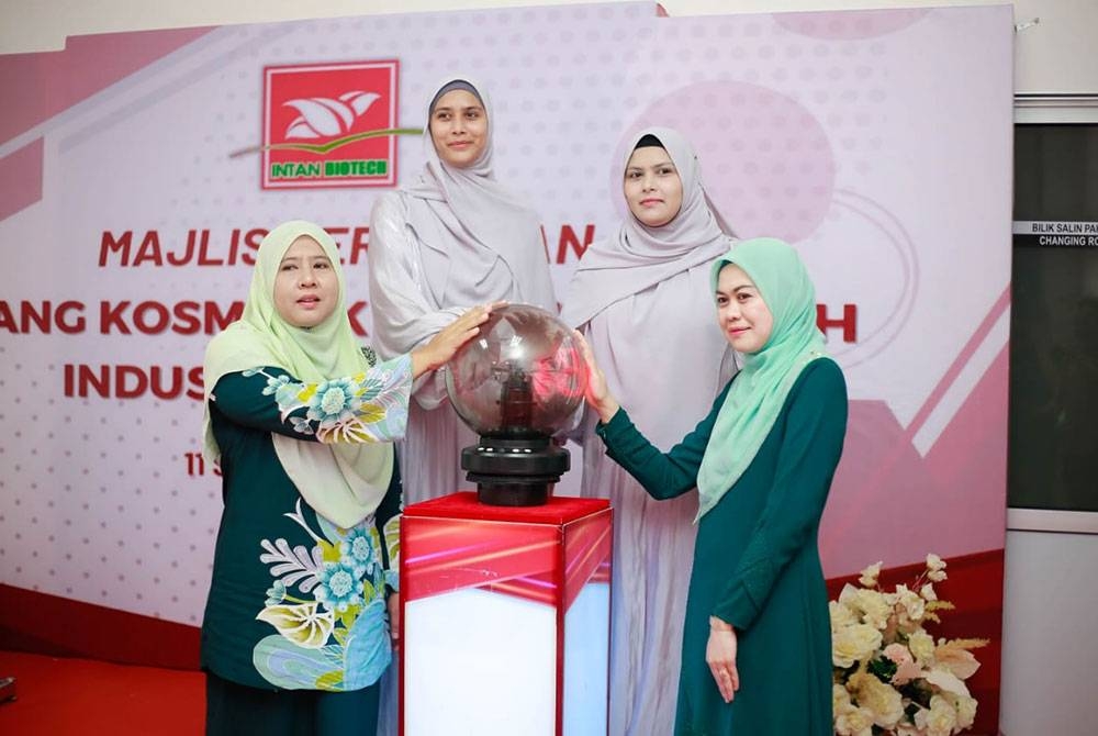 Nuramalina (kiri) bersama Adilah (dua dari kiri), Atikah (dua dari kanan) serta Siti Zakirah semasa majlis perasmian kilang baharu.