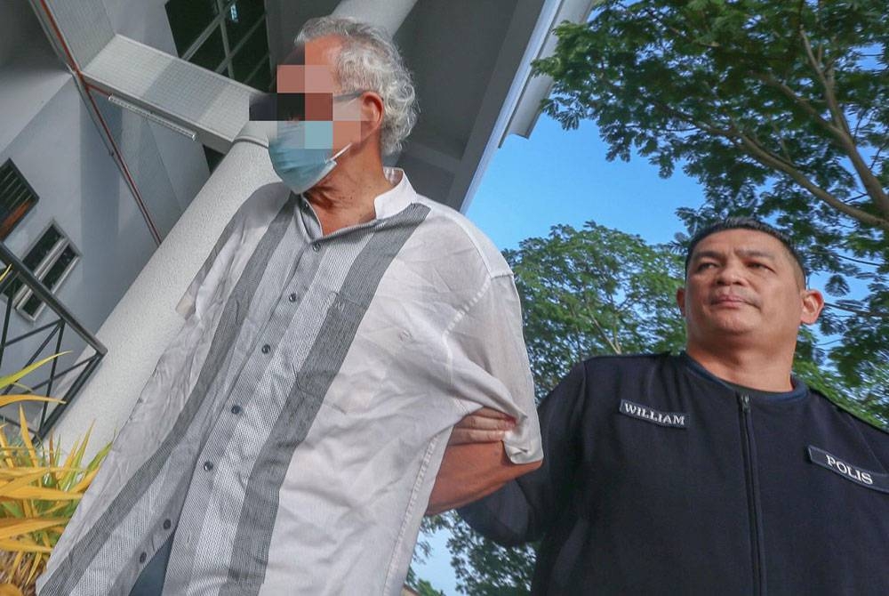 Tertuduh mengaku bersalah melakukan amang seksual terhadap anak kandungnya pada tahun lalu.