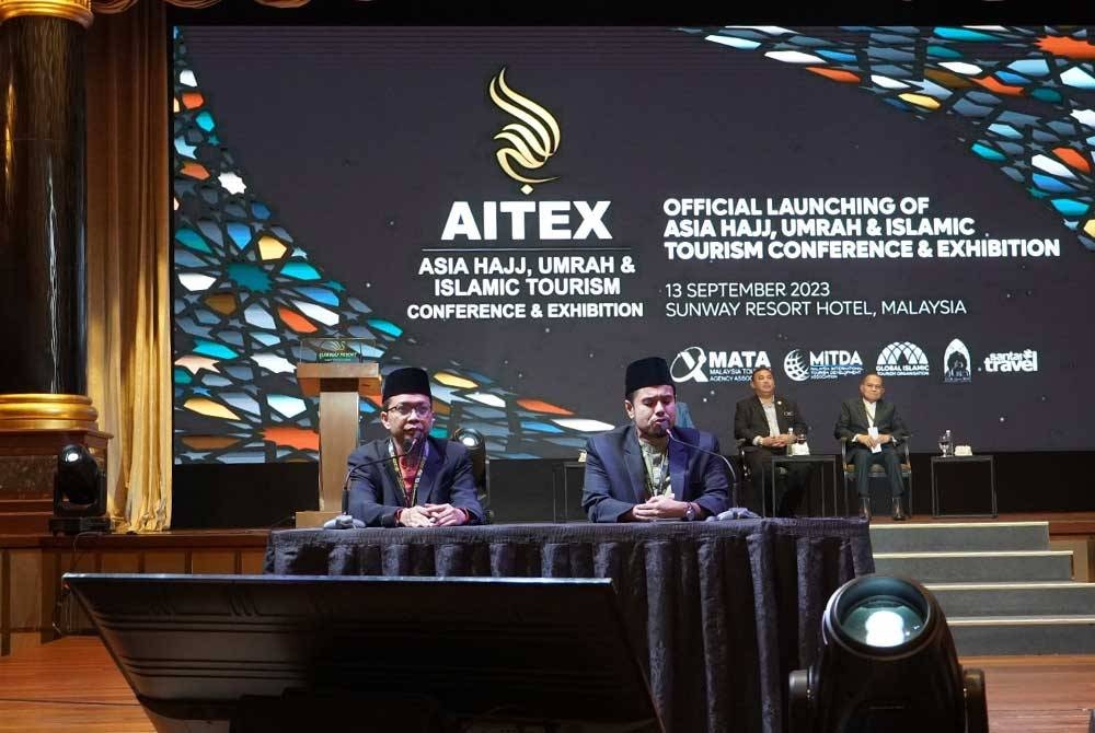 Fazrul (kiri) dan Ustaz Tarmizi memberi pengisian dengan bacaan al-Quran dan tadabbur pada Majlis Perasmian AITEX 2023.