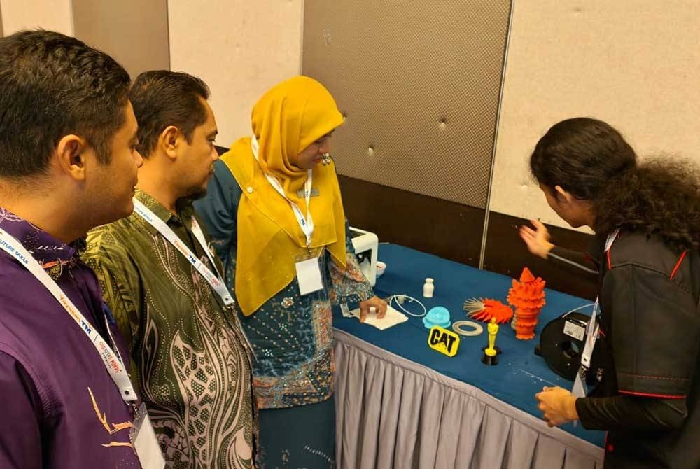 Sebahagian peserta sedang meneliti peralatan cetakan 3D pada program pensijilan TM Future Skills anjuran Creative Minds dan Yayasan TM di sebuah hotel di Indera Mahkota di sini pada Khamis.