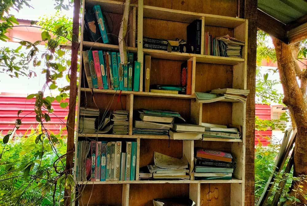 Terdapat beberapa naskah al-Quran yang masih tersusun di sebuah rak buku.