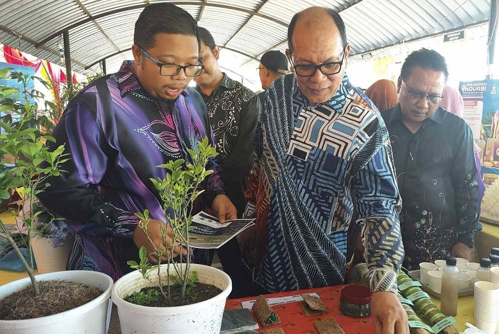 Izham (tengah) melawat gerai dan pameran pada Hari Inovasi Pertanian Selangor 2023 di Kompleks Pejabat Pertanian Kuala Selangor pada Khamis.