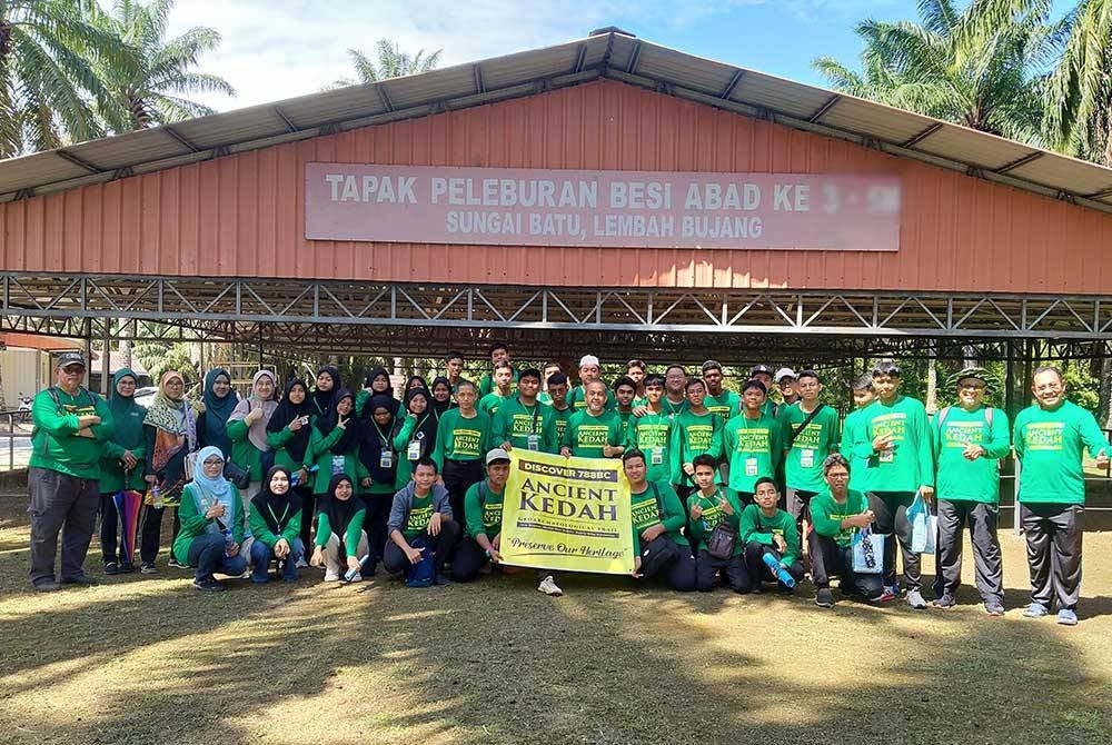 Peserta Discover Ancient Kedah Geoarchaeological Heritage Trail bergambar di Tapak Tamadun Awal Sungai Batu.