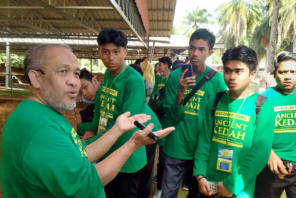Pakar arkeologi, Profesor Datuk Dr Mokhtar Saidin (kiri) memberi penerangan tentang tinggalan artifak di Sungai Batu.