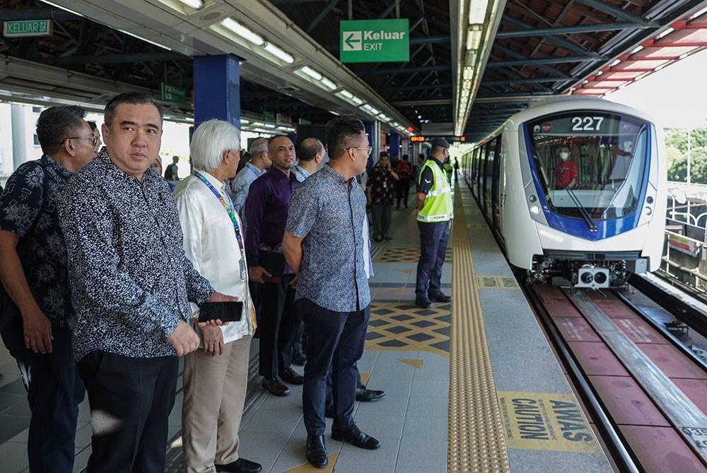 Menteri Pengangkutan Anthony Loke (kiri) meninjau operasi Tren baharu laluan LRT Kelana Jaya hari ini.