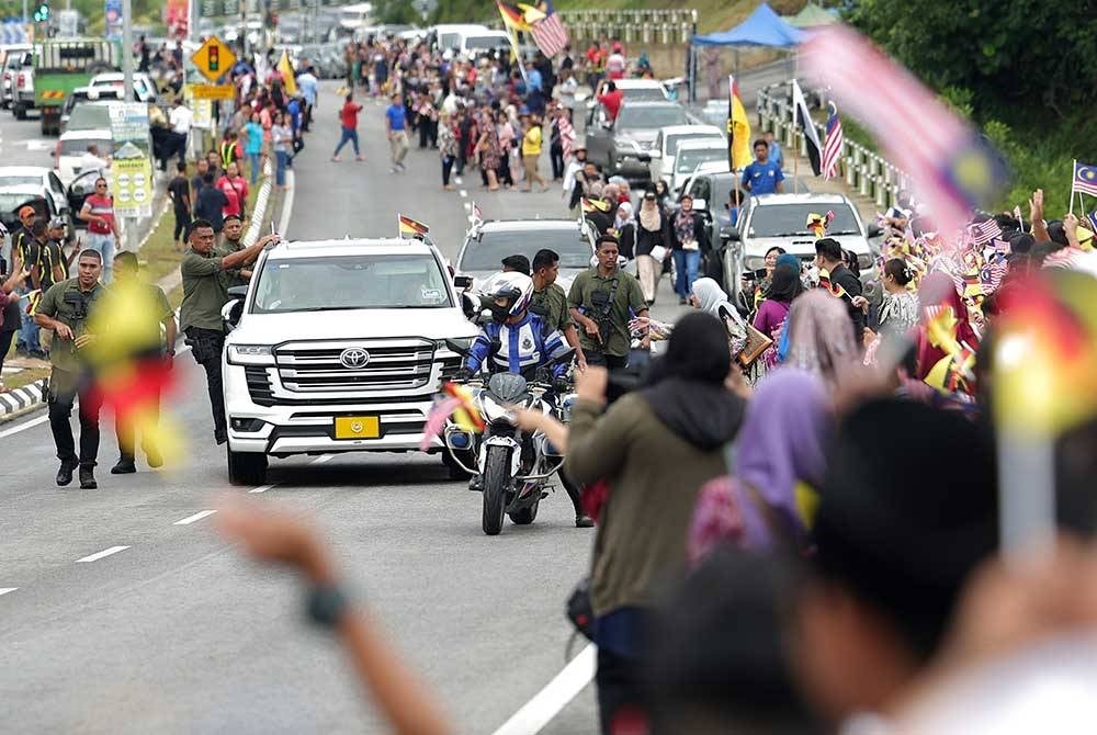 Orang ramai berhimpun bagi meraikan Yang di-Pertuan Agong Al-Sultan Abdullah Ri'ayatuddin Al-Mustafa Billah Shah dan Raja Permaisuri Agong Tunku Azizah Aminah Maimunah Iskandariah ketika Seri Paduka berdua meneruskan perjalanan sempena Kembara Kenali Borneo. - Foto Bernama.