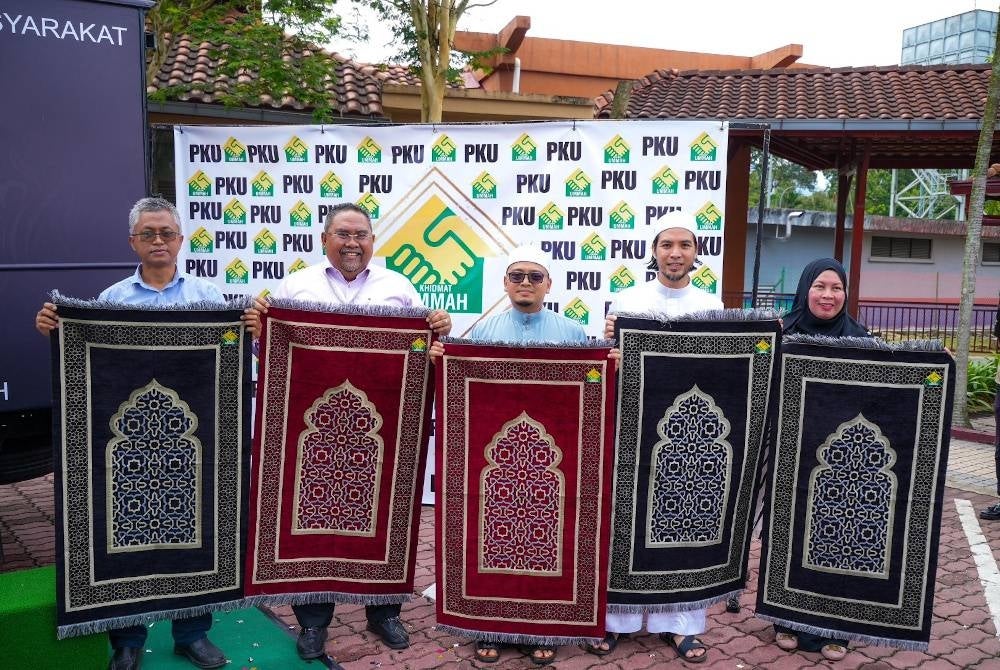 Mohamad Wadi Annuar (tengah) hadir pada Majlis Simbolik Penyerahan Infak Sejadah PKU Kuala Muda di Hentian Rehat dan Rawat Bukit Gantang, Taiping. - Foto ihsan PKU