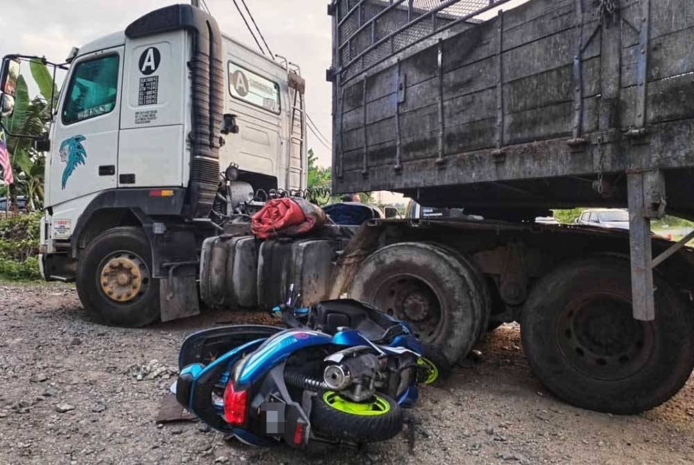 Keadaan motosikal yang ditunggang mangsa dalam kemalangan dengan sebuah treler di KM5 Jalan Jerantut-Maran-Kuantan dekat Batu 58, Jerantut pada Khamis. - Foto PDRM