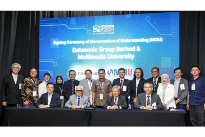 Duduk: Hanifah (dua dari kiri) dan Mazliham (dua dari kanan) bersama warga Datasonic dan Universiti Multimedia pada majlis memeterai MoU di Kuala Lumpur, baru-baru ini.