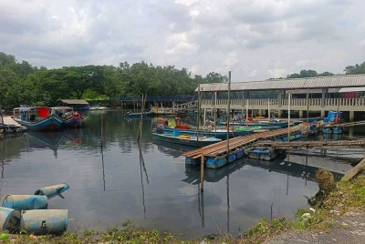 Kawasan perairan di Jeti Kampung Pasir Gudang Baru, Pasir Gudang pada Rabu yang berwarna hitam dan mengeluarkan bau busuk sejak lima hari lalu