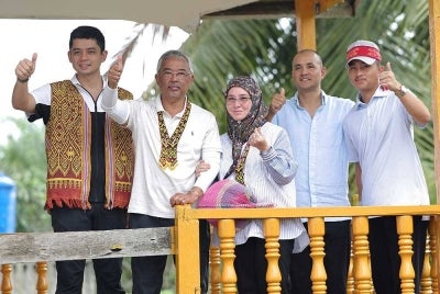 Yang di-Pertuan Agong Al-Sultan Abdullah Ri'ayatuddin Al-Mustafa Billah Shah dan Raja Permaisuri Agong Tunku Azizah Aminah Maimunah Iskandariah bergambar bersama paduka-paduka anakanda ketika berangkat pada Majlis Santapan Tengah Hari bersama Komuniti sempena Kembara Kenali Borneo di Rumah Panjang Raymond Plen, Ulu Sebauh. - Foto Bernama.