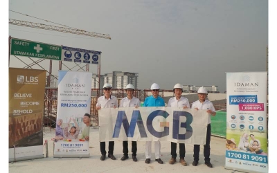 Naib Pengerusi Eksekutif MGB, Tan Sri Ir. Lim Hock San bersama Pengarah Eksekutif dan Pengerusi Eksekutif MGB, Datuk Richard Lim (dua dari kanan), Timbalan Ketua Pegawai Eksekutif MGB, Isaac Lim (dua dari kiri), Timbalan
Ketua Pegawai Eksekutif MGB Berhad, Daniel Chew (kiri) dan Timbalan Ketua Pegawai Eksekutif MGB, Victor Wong (kanan) di majlis 'roof-topping' Idaman BSP.