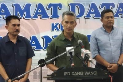 Mohd Shuhaily (tengah) hadir pada sidang akhbar di IPD Dang Wangi, pada Khamis.