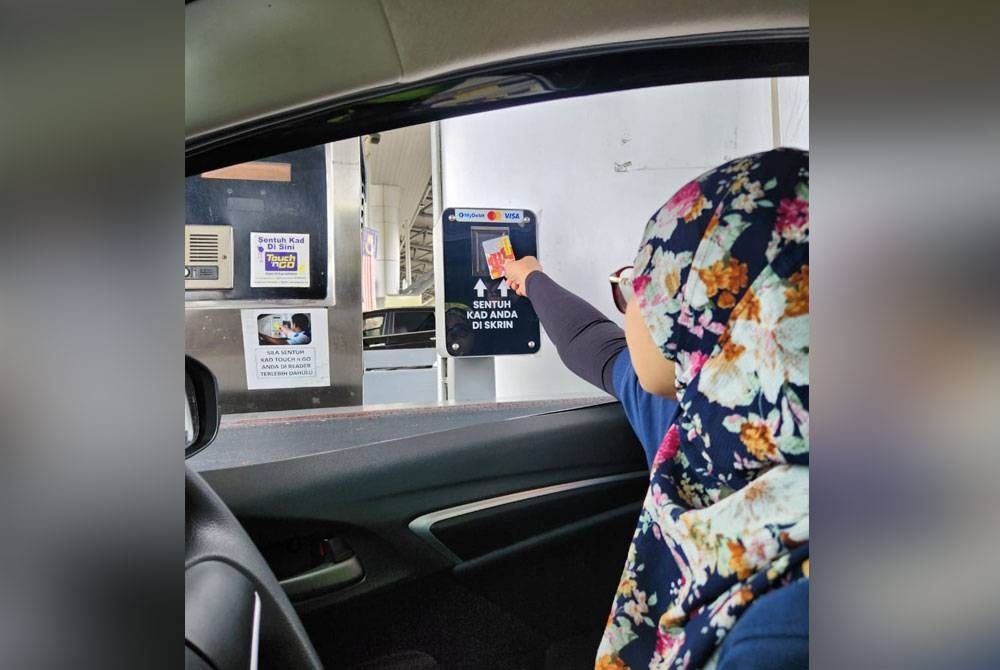 Orang ramai mula membayar tol dengan menggunakan kad bank.