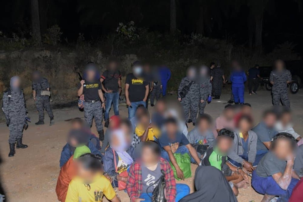 Sebahagian PATI ditahan JIM Putrajaya dalam Op Sapu yang dilakukan di Kampung Bukit Damar, Dengkil, Selangor pada pagi Jumaat.