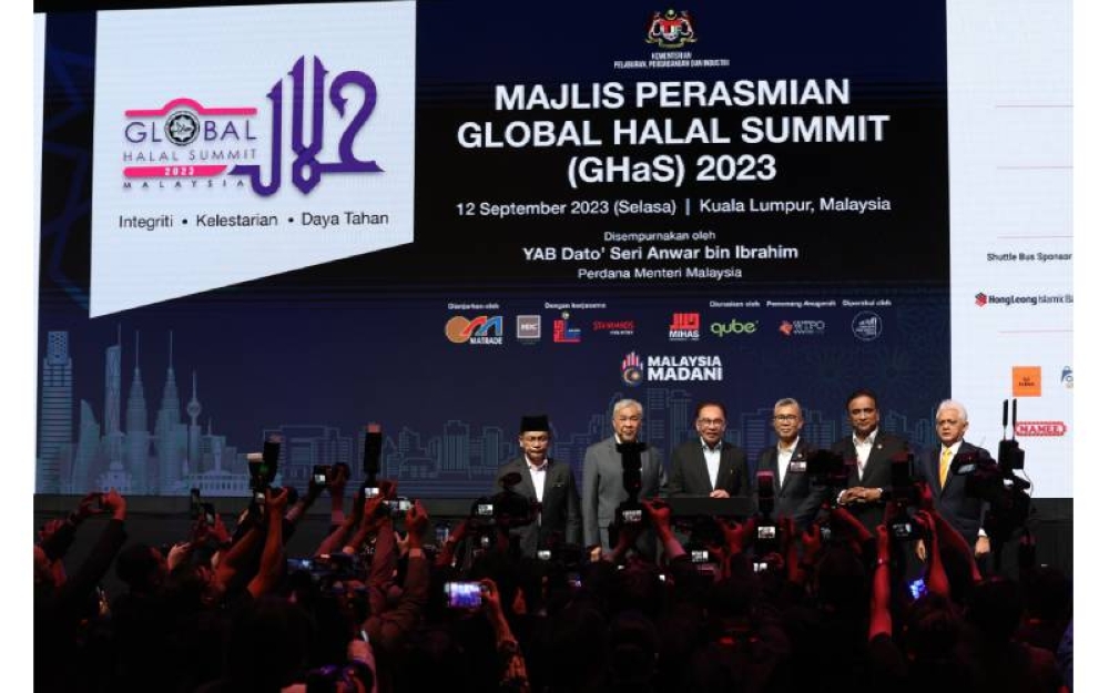 Anwar (tiga dari kiri) bersama Timbalan Perdana Menteri, Datuk Seri Dr Ahmad Zahid Hamidi ketika pelancaran Global Halal Summit (GHaS) 2023 di Kuala Lumpur pada Selasa.