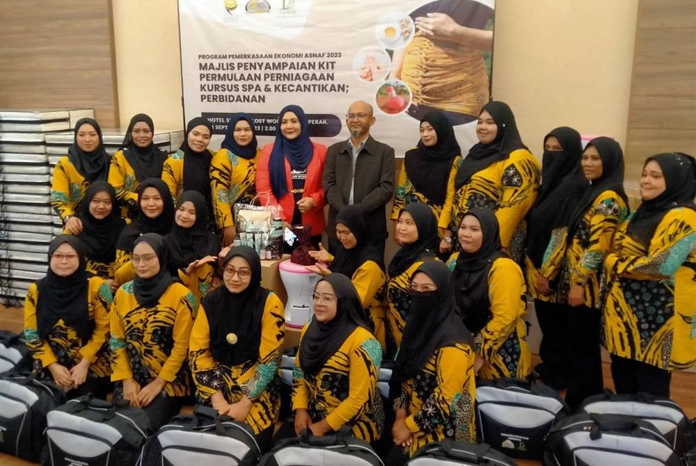 Kesemua peserta kursus menerima kit permulaan perniagaan yang disampaikan Rohizan ketika Majlis Penyampaian Kit Permulaan Perniagaan Kursus Spa, Kecantikan dan Perbidanan di sebuah hotel di sini.