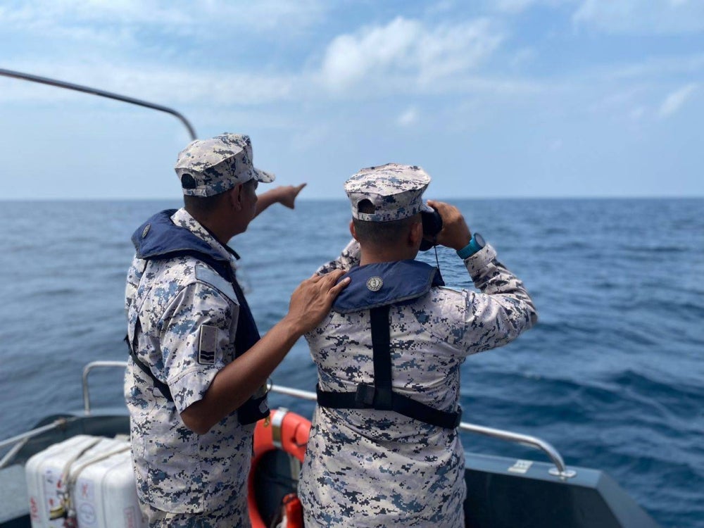 Anggota Maritim Malaysia ketika melakukan pencarian mangsa yang hilang di perairan Kuala Pahang.