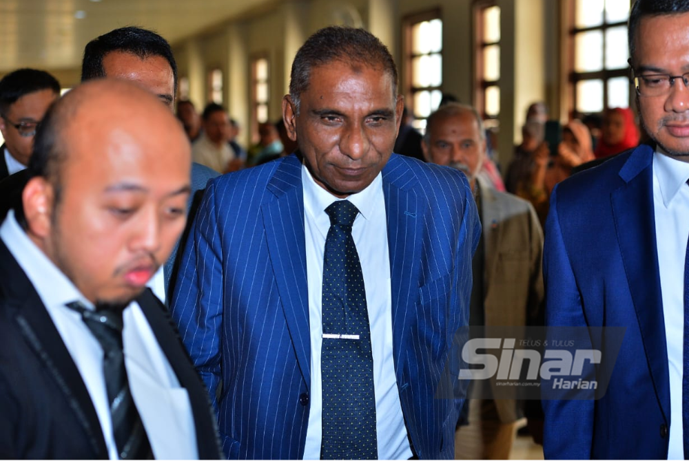 Mohd Irwan ketika hadir di Mahkamah Tinggi Kuala Lumpur pada Jumaat. - Foto Sinar Harian/ASRIL ASWANDI SHUKOR