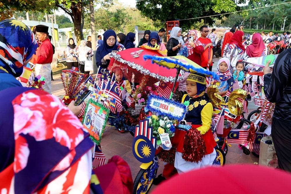 Kanak-kanak Tabika Kemas yang menyertai acara pakaian beragam pada majlis penutupan Kembara Merdeka Desa Madani 2023 di Dataran Gemilang pada Jumaat. - Foto Bernama