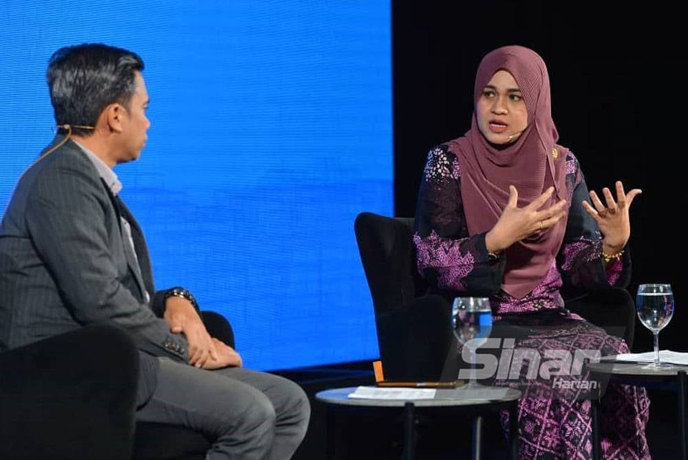 Salmiyah ketika menjawab soalan yang diajukan oleh Haizir. - Foto Sinar Harian/ASRIL ASWANDI SHUKOR