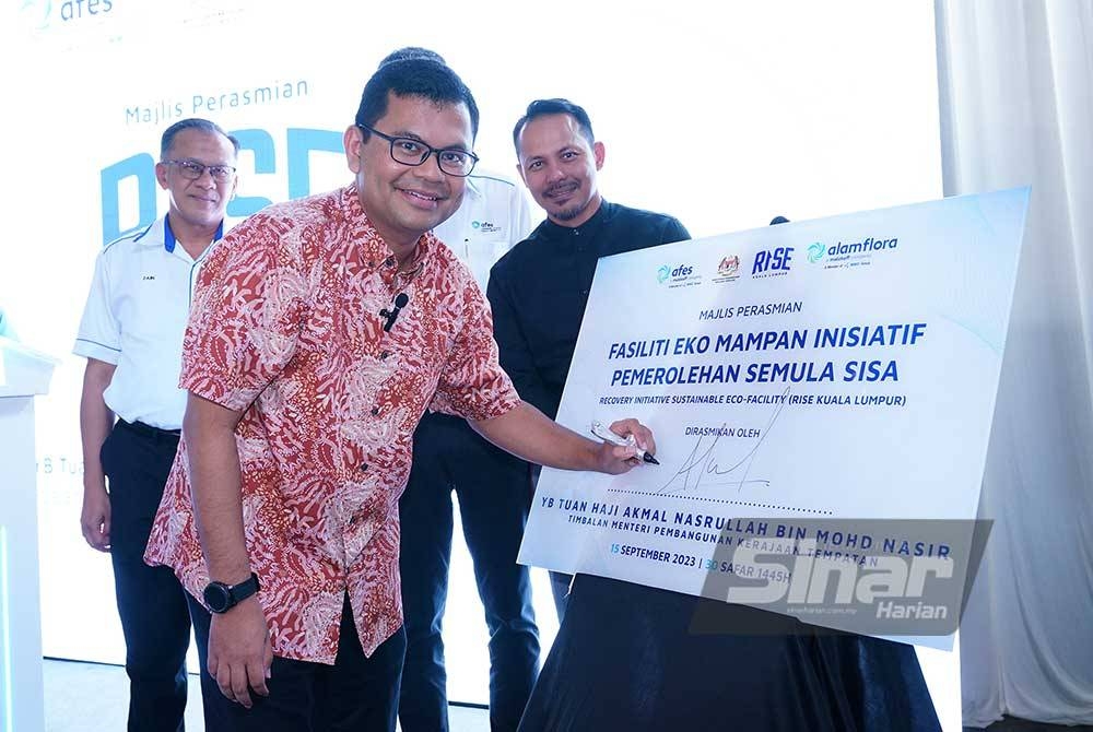 Akmal Nasrullah menandatangani plak perasmian RISE Kuala Lumpur di Batu Caves pada Jumaat. Foto Sinar Harian / MOHD HALIM ABDUL WAHID