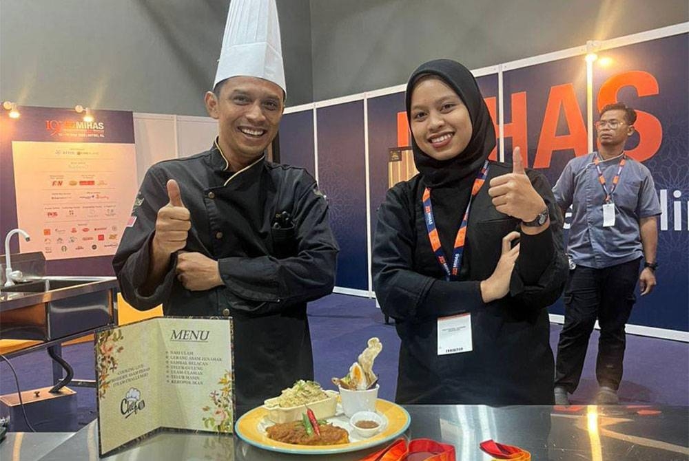 Cef Fairus (kiri) dari Westside Coffee dan Cef Nadiah dari Shah Alam Convention Centre bersama hidangan dan pingat emas yang dimenangi mereka.