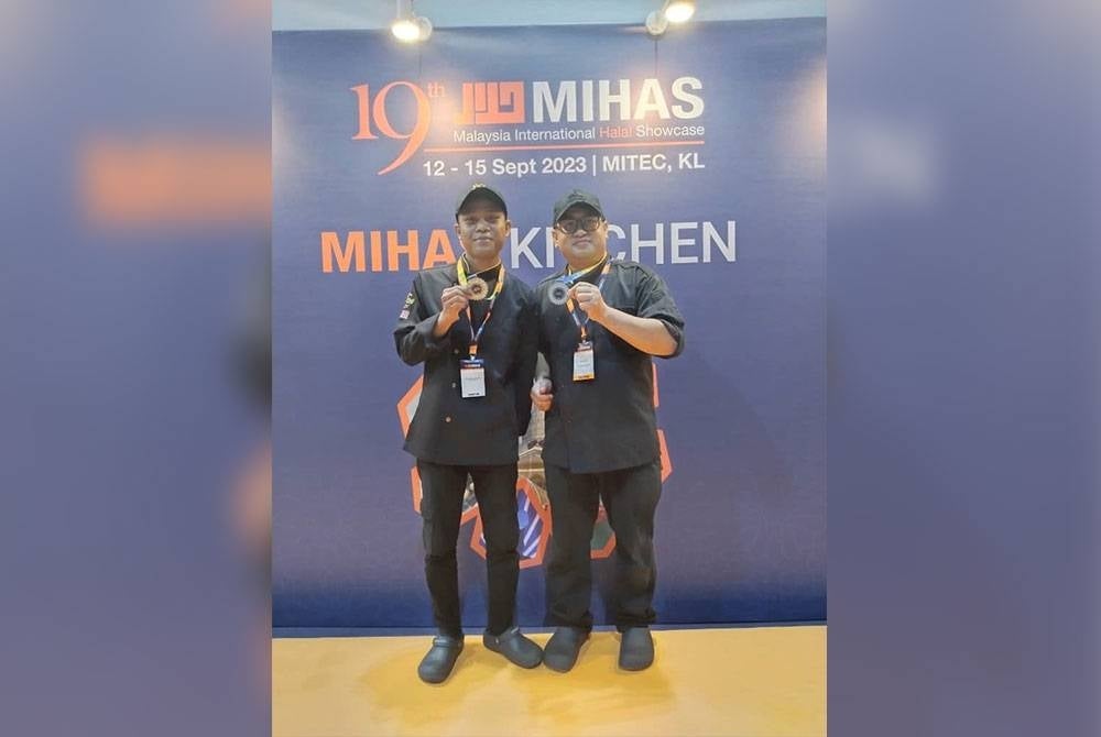 Cef Amar dari Westside Coffee dan Cef Adam dari Shah Alam Convention Centre bersama pingat perak yang dimenangi mereka.