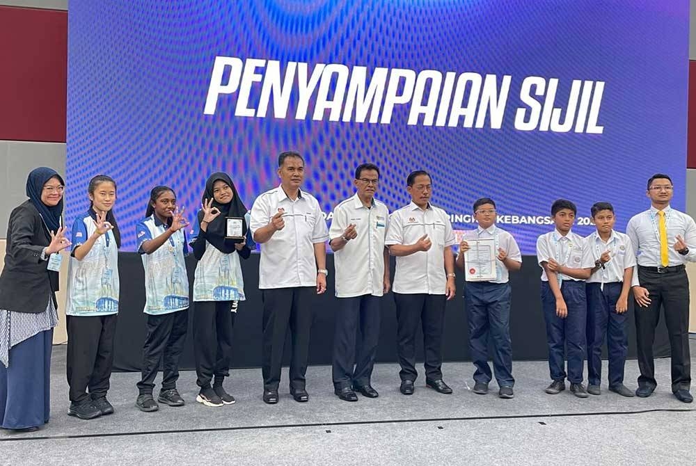 Azman (lima dari kanan) dan Abdul Rashid (enam dari kanan) bersama-sama para pelajar yang terpilih sebagai Ikon Murid 3K bagi kategori SK dan SMK.