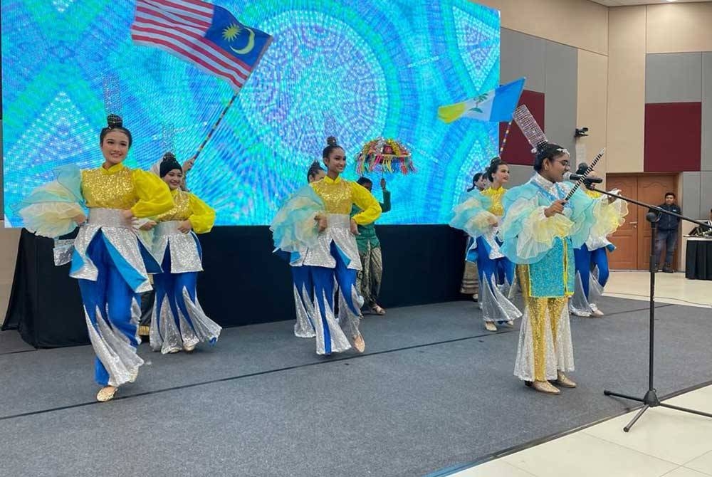 Antara pelajar yang mengadakan persembahan semasa program penutup Karnival Pembudayaan 3K@ABC 2023 di USM pada Jumaat.