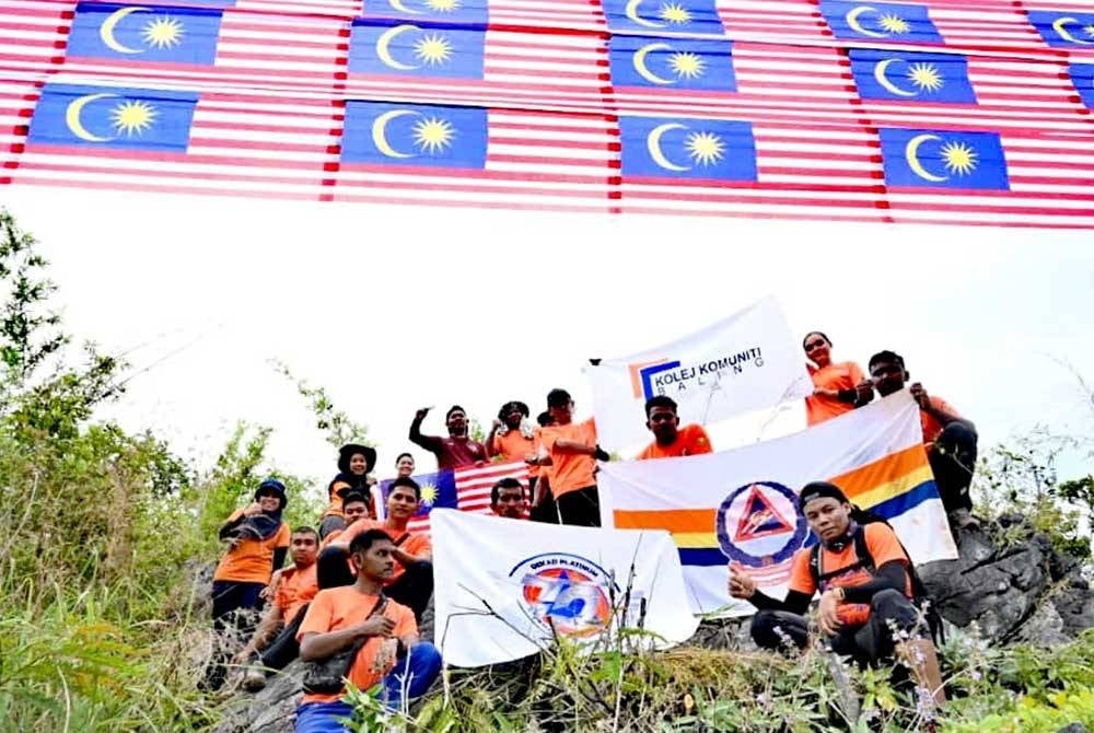 Jalur Gemilang megah berkibar di puncak Gunung Baling dengan ketinggian 420 meter dari aras laut.