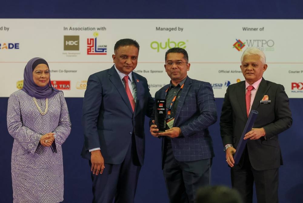 Reezal Merican (dua dari kiri) menyampaikan Anugerah Produk Terbaik MIHAS 2023 kepada wakil Syarikat Mamee Sdn Bhd (dua dari kanan) pada Majlis Anugerah MIHAS di MITEC pada Jumaat. - Foto: Bernama