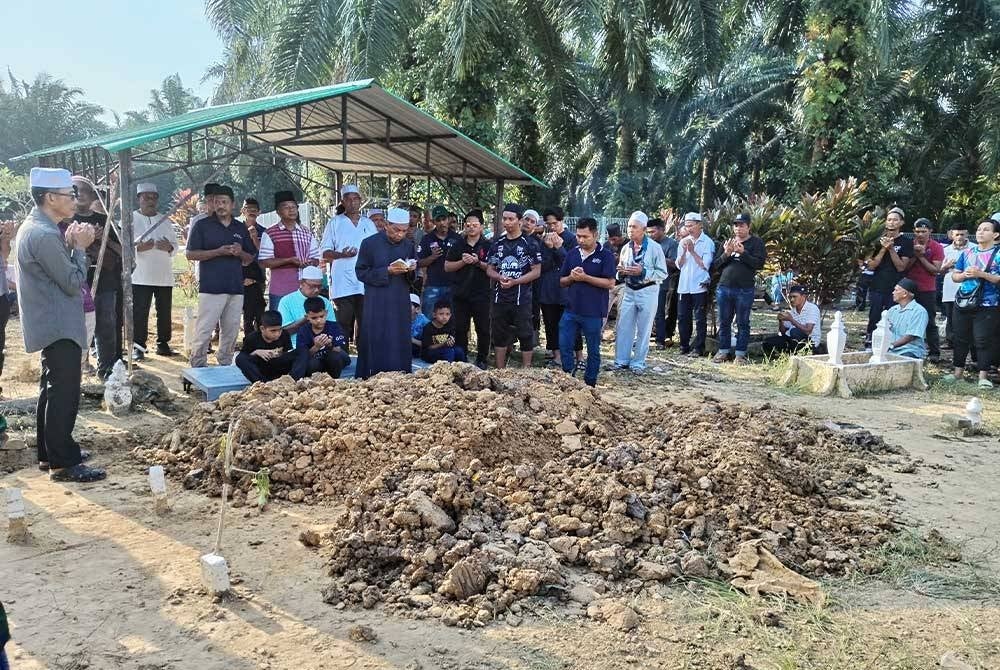 Orang ramai mengaminkan Bacaan doa diketuai imam Masjid Kampung Parit Kerimun, Yahya Jami.