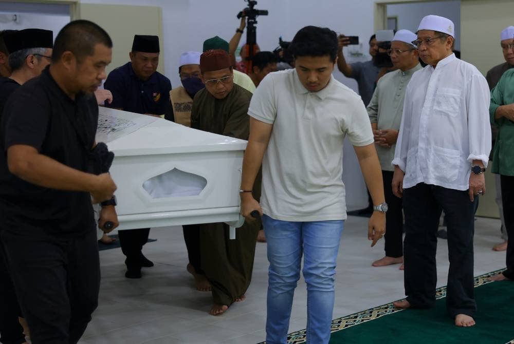 Abang Johari (kanan) melawat jenazah Allahyarham di Kompleks Pusara Islam Samariang, malam Jumaat. - Foto Bernama
