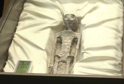 Rupa objek UFO di Kongres Mexico yang dibentangkan di Kongres Mexico dan dikecam sebagai 'sandiwara'. - Foto Reuters