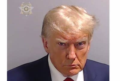 Trump didakwa pada Ogos bahawa beliau dan defendan bersamanya berpakat untuk menekan pegawai Pilihan Raya Georgia supaya menukar kekalahannya kepada Presiden Demokrat, Joe Biden. - Foto fail AP