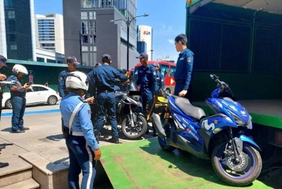 Antara motosikal yang diangkut DBKL selepas menyebabkan halangan di laluan OKU dan siar kaki.
