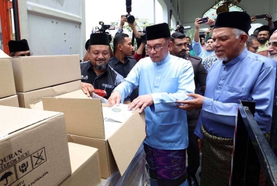 Anwar pada majlis Solidariti Wakaf Sejuta al-Quran, di Nasyul Quran, Putrajaya pada Jumaat. - Foto Bernama