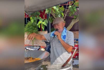 Mangsa dikenali penduduk kerana berniaga sambil menyanyi maut selepas menegur pelanggan yang menyentuh pisang goreng dengan tangan di Pokok Assam, Taiping. - Foto ihsan pembaca