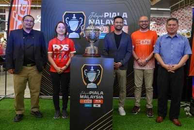 Stuart (tiga,kanan) bersama Ketua Pegawai Pemasaran Pos Malaysia Fiona Liao (dua, kiri), Ketua Pegawai Eksekutif AEON Malaysia Sheikh Farouk (dua kanan), Pengerusi Bubbles O2 Arifin Marzuki (kanan) dan Ketua Jualan Minyak Jenama Alif Alfian Alias (kiri) bersama Piala Malaysia pada program Jelajah Piala Malaysia di AEON BiG Wangsa Maju pada Jumaat. FOTO: BERNAMA