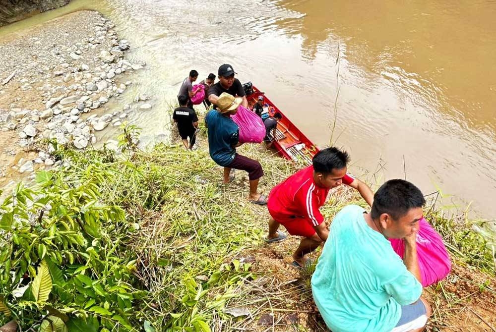 Bot digunakan untuk membawa barang makanan kepada penduduk yang terjejas di beberapa kampung di Pensiangan, Sabah.