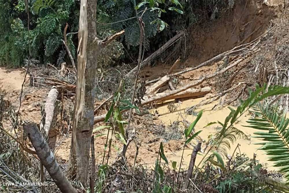 Keadaan laluan yang terjejas menyebabkan penduduk kehabisan bekalan makanan dan memerlukan bantuan.