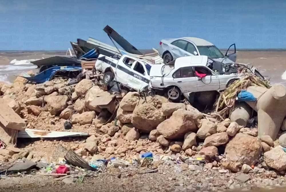 Beberapa kenderaan tersadai selepas dihanyutkan arus deras banjir pada awal minggu lalu.