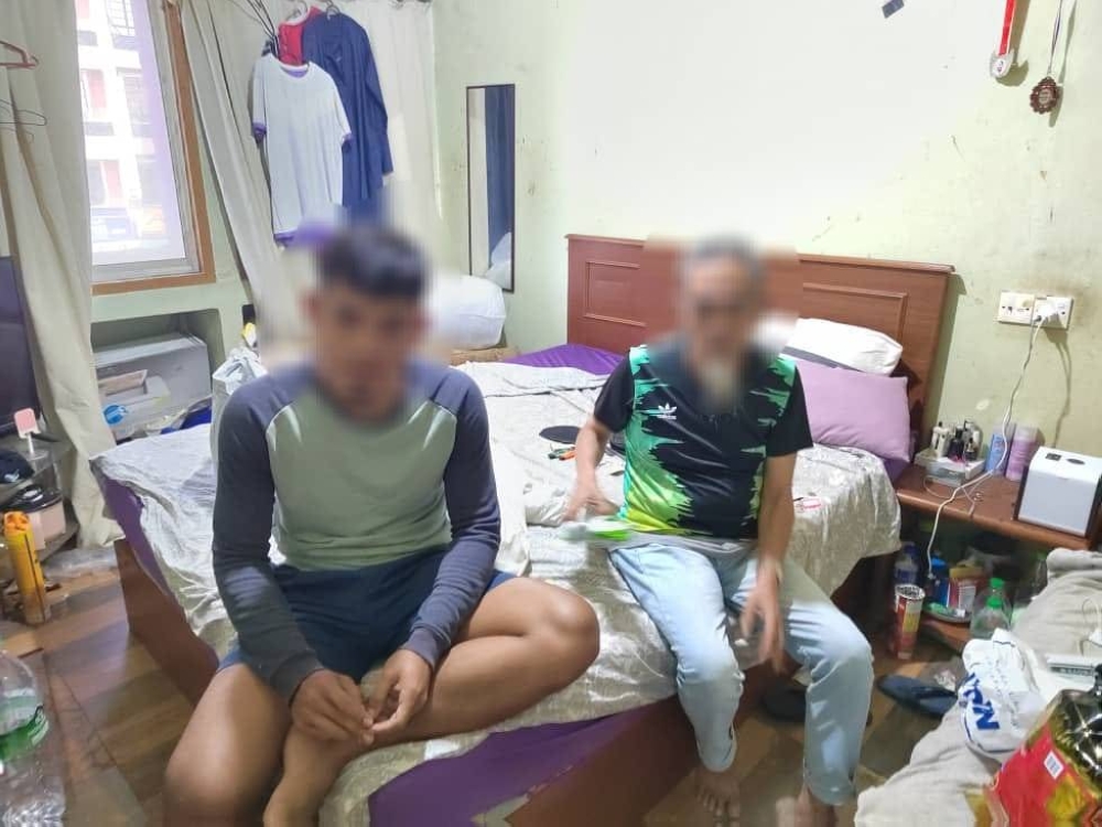 Imigresen turut menahan ahli sindiket iaitu lima lelaki tempatan yang berperanan sebagai pemilik hotel bajet, penjaga premis dan transporter .