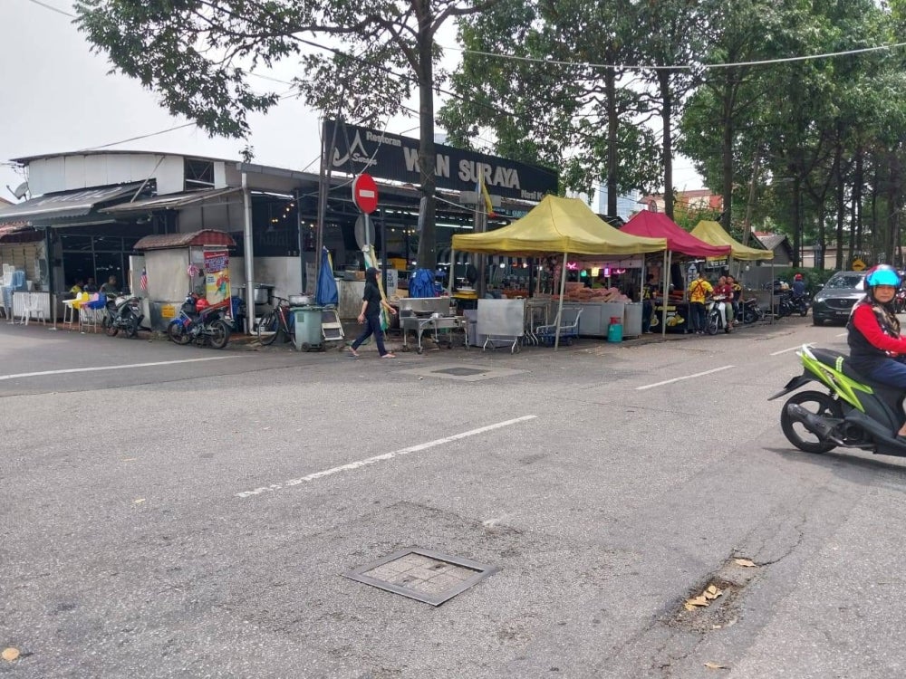 Keadaan semasa di premis perniagaan di sekitar Masjid Jamek Kampung Baru, Kuala Lumpur.