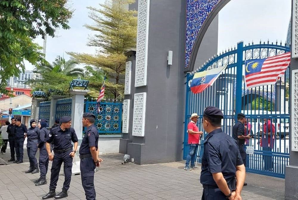 Pasukan polis berkawal di pekarangan masjid sementara ahli jawatankuasa mula mengunci pagar utama masjid.