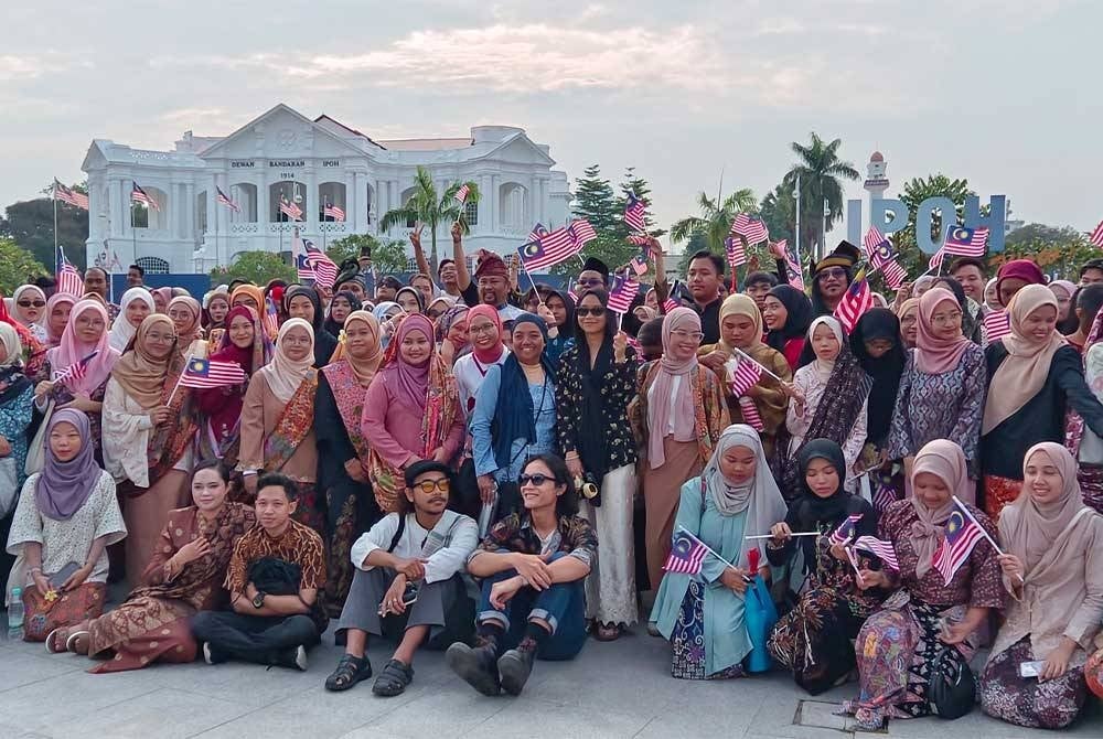 Lebih 500 peserta menyertai Keretapi Sarong 23 sempena sambutan Hari Malaysia di Ipoh.